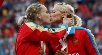 FOTO: Putine, koukej! Rusky se líbaly na stupních vítězů. Dostanou flastr?