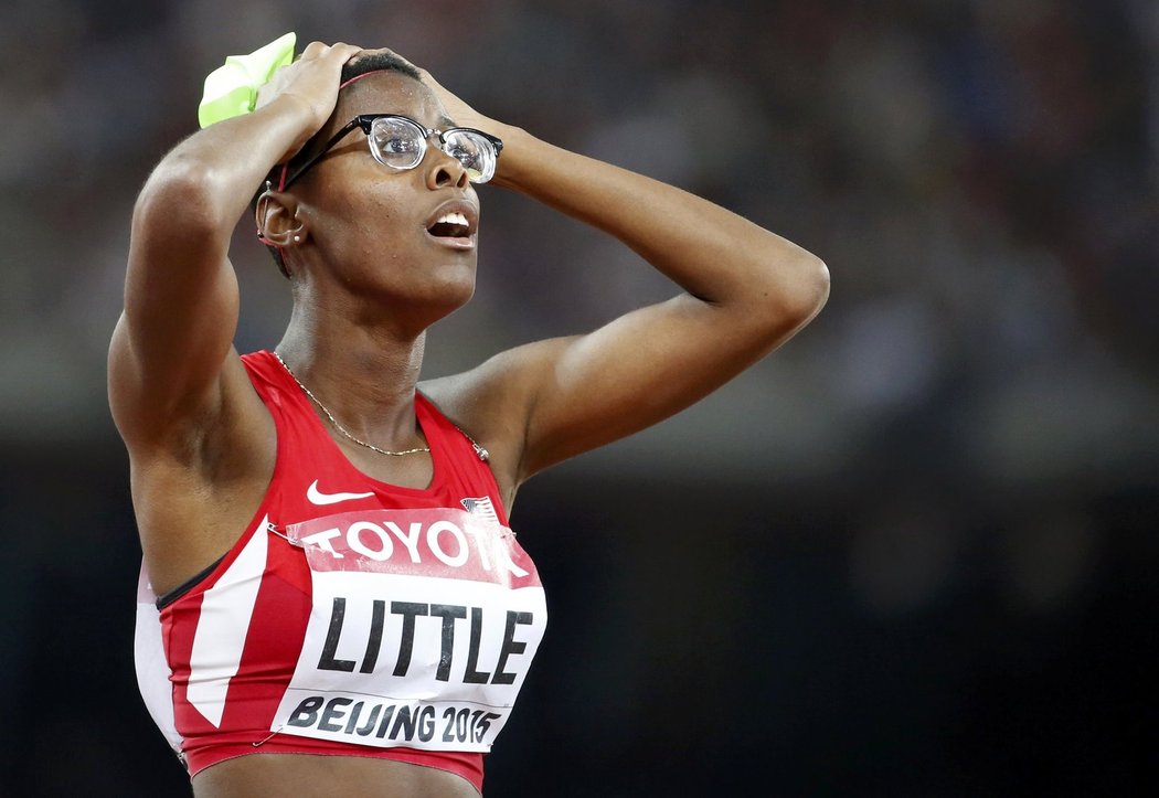 Shamier Littleová se drží za hlavu po pomalém běhu v semifinále běhu na 400 metrů překážek, mezi nejlepší ale časem postoupila