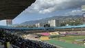 Pohled na prázdné tribuny Národního stadionu v Kingstonu během úvodního víkendu Grand Slam Track