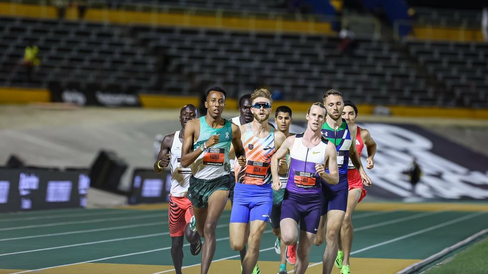 Atleti na dráze během úvodního víkendu Grand Slam Track běželi před prázdnými tribunami