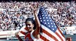 Půvabná atletka Florence Griffithová-Joynerová stále drží světový rekord na ženské stovce, její výkony jsou zahaleny dopingovým podezřením