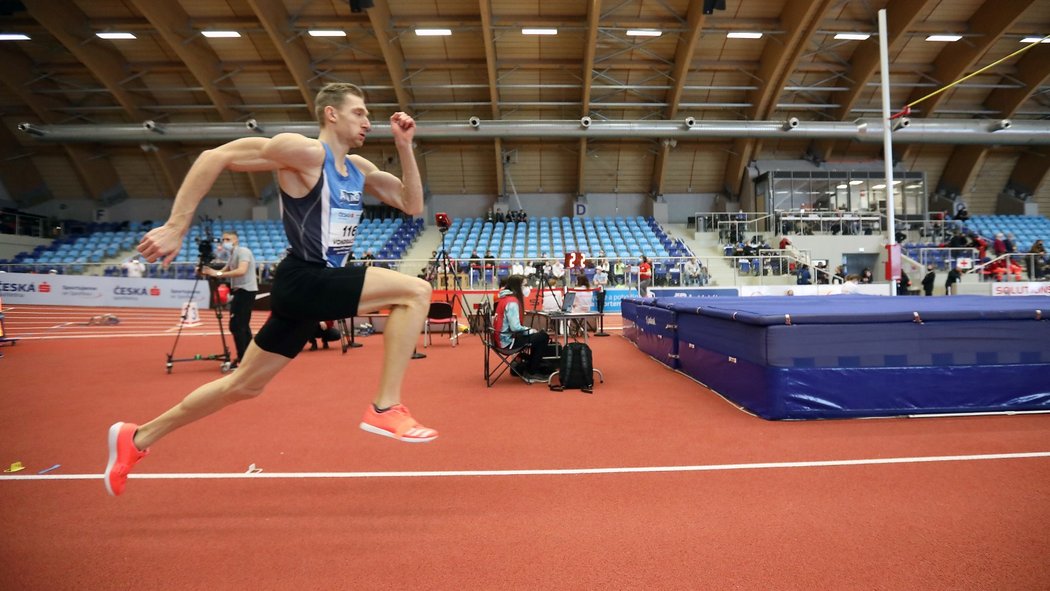 Atletika v hale má svá specifika.