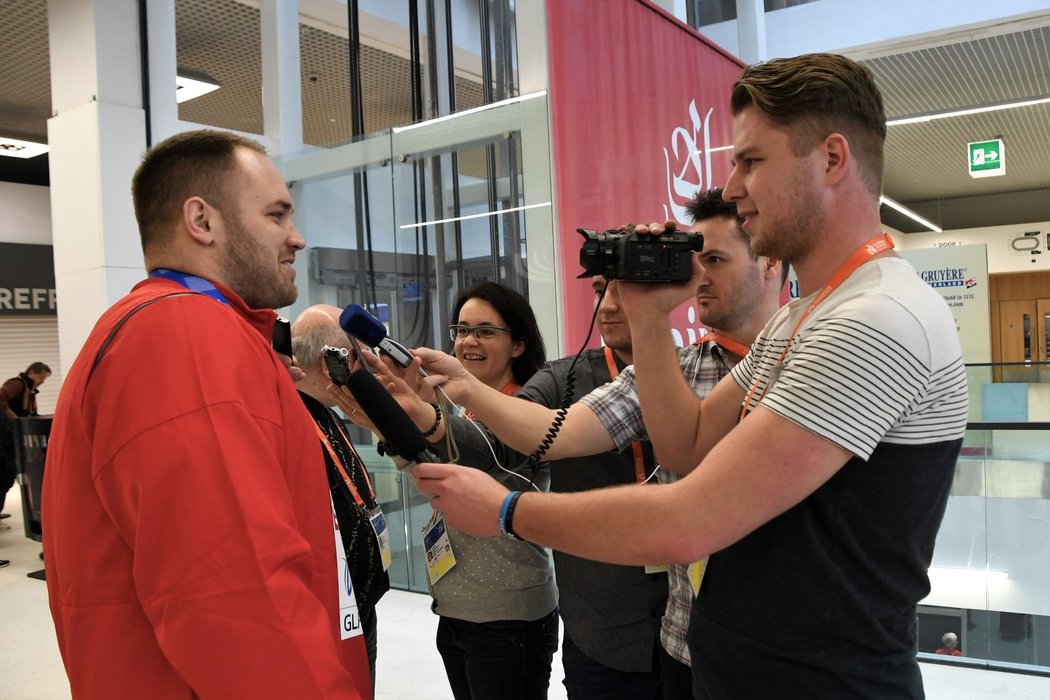 O netypickém místě pro předávání medailí se Tomáš Staněk podělil se skupinkou českých novinářů