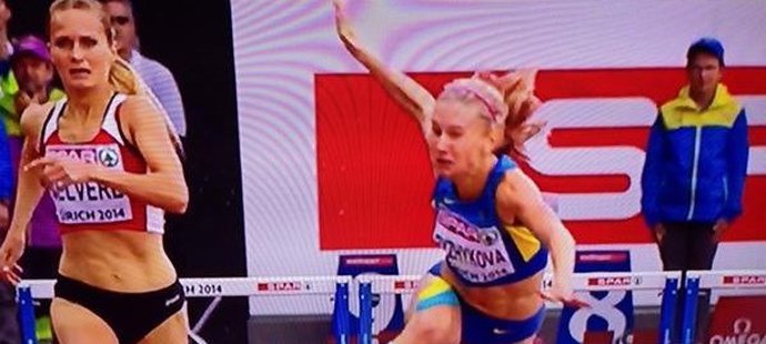 Ukrajinka Hanna Ryžiková v závodu rozlomila překážku a upadla