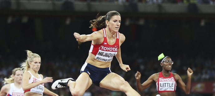 Zuzana Hejnová ve vítězném běhu na 400 metrů překážek