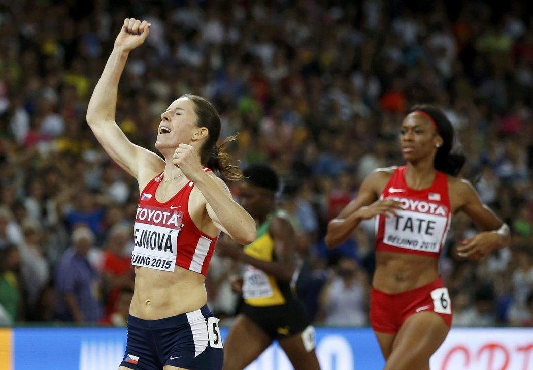 Zuzana Hejnová oslavuje zlato po závodu na 400 metrů překážek