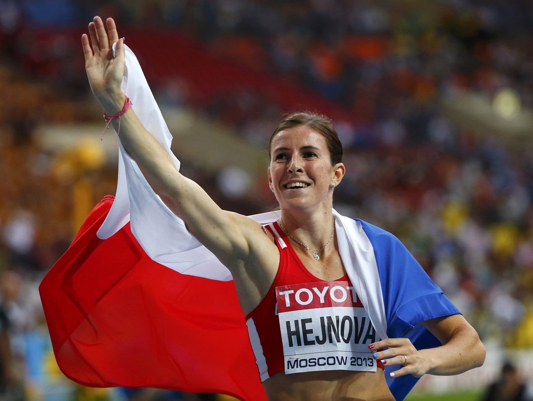 Zuzana Hejnová oslavovala svůj triumf s českou vlajkou