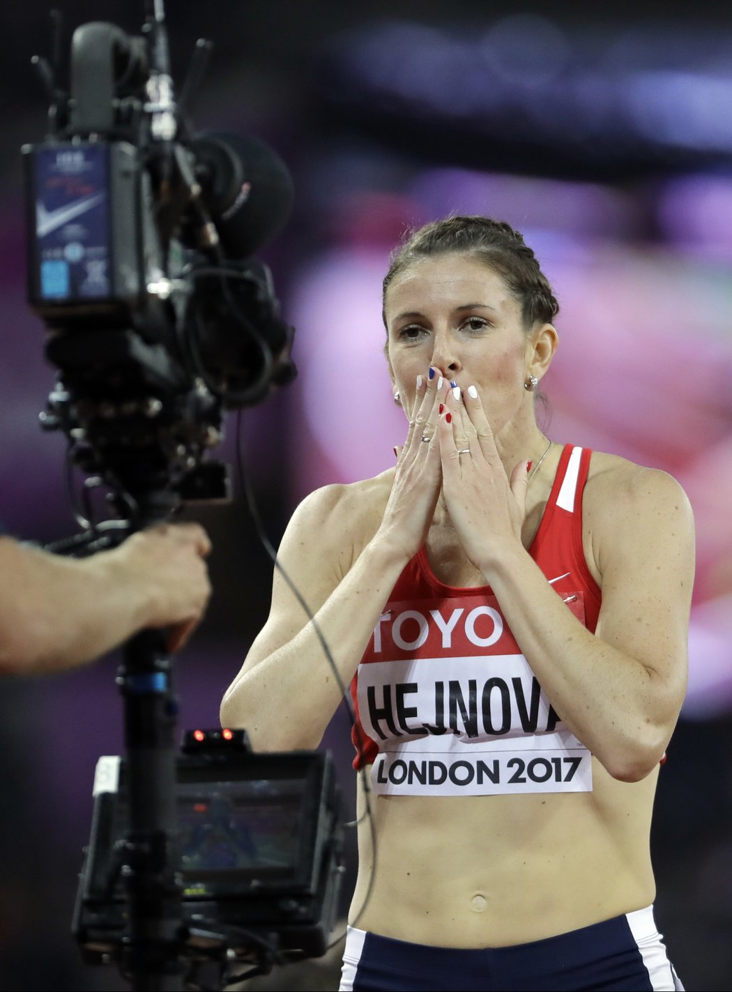 Česká atletka Zuzana Hejnová ve finálovém běhu na 400 metrů překážek na světovém šampionátu v Londýně