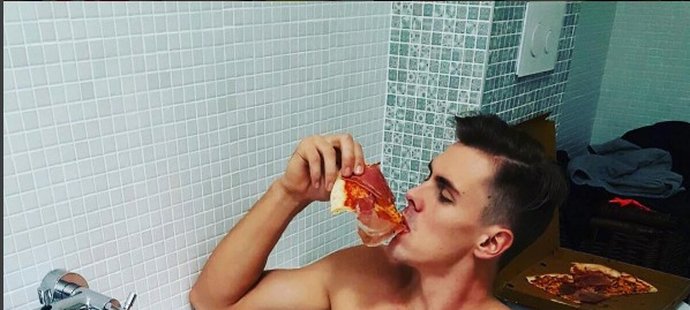 Adam Sebastian Helcelet prozradil, že po náročném šampionátu si s přítelkyní Denisou Rosolovou dopřejí i jindy zakázanou pizzu.