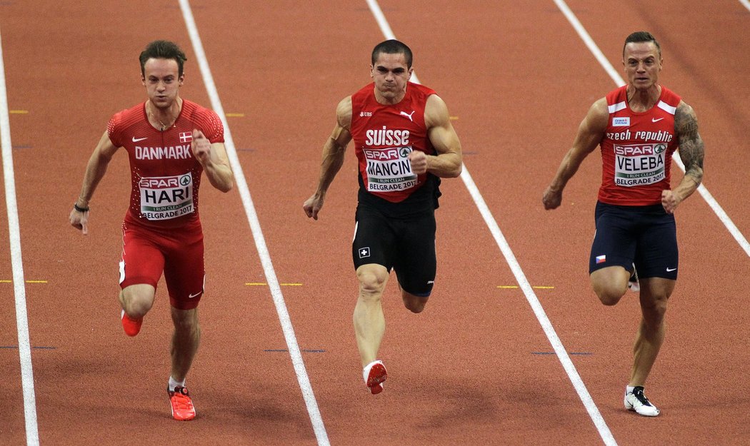 Kristoffer Hari z Dánska, Švýcar Pascal Mancini a český sprinter Jan Veleba v rozběhu na 60 metrů