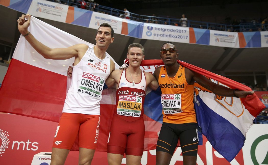 Pavel Maslák (uprostřed) po svém triumfu na 400 m na halovém ME v Bělehradě