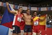 Bronzový sedmibojař na HME Adam Sebastian Helcelet (vlevo) se raduje s vítězným Kevinem Mayerem z Francie a stříbrným Španělem Jorgem Urenou