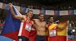 Bronzový sedmibojař na HME Adam Sebastian Helcelet (vlevo) se raduje s vítězným Kevinem Mayerem z Francie a stříbrným Španělem Jorgem Urenou
