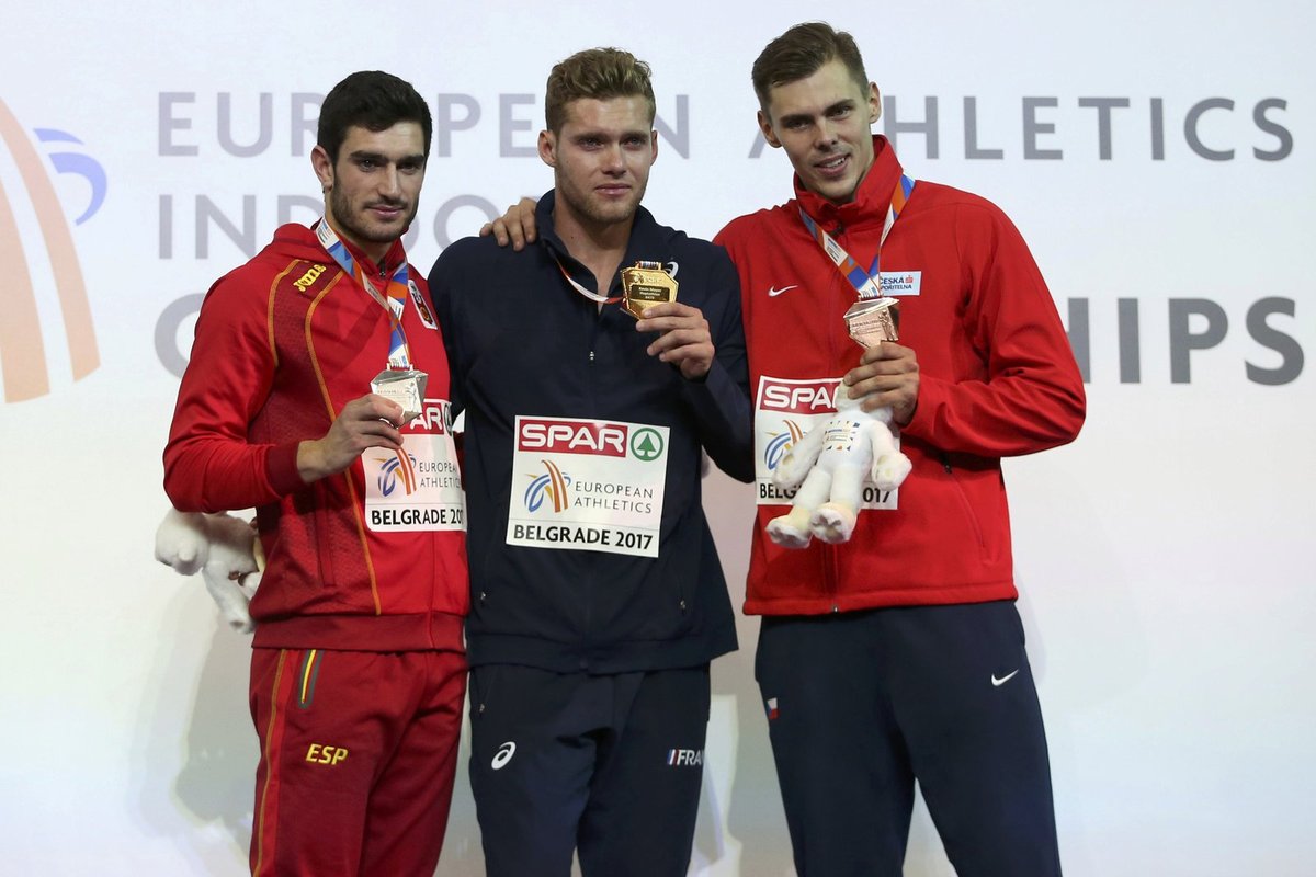 Adam Sebastian Helcelet (vpravo) s bronzovou medailí ze sedmiboje na HME v Bělehradu