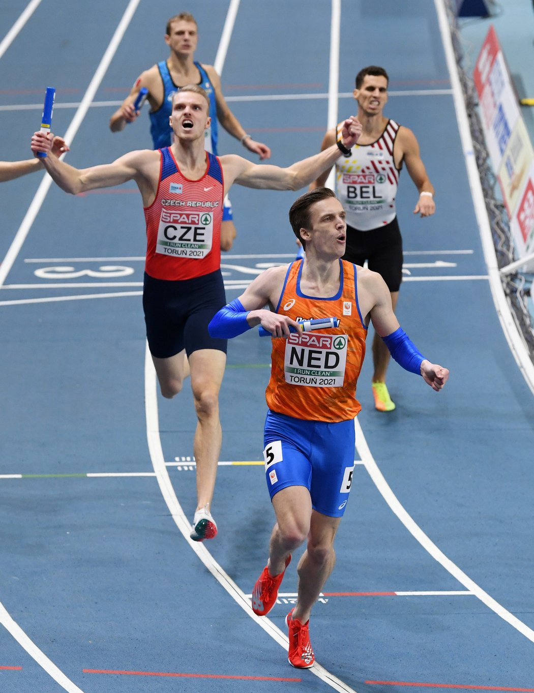 Patrik Šorm se v cíli raduje z druhého místa české štafety na 4x400 metrů na HME v Toruni. Češi nestačili jen na favorizované Nizozemce...