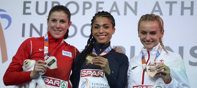 Zuzana Hejnová (vlevo) pózuje se svou stříbrnou medailí, zlatá byla Francouzka Gueiová, bronzová Polka Swietá