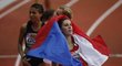 Zuzana Hejnová slaví s českou vlajkou stříbrnou medaili na HME