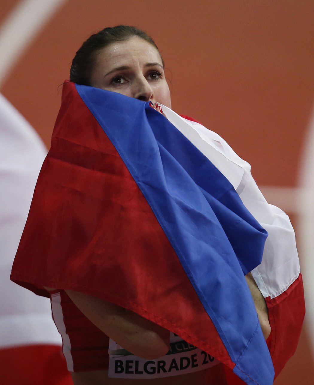 Zuzana Hejnová se raduje ze své stříbrné medaile na halovém ME v Bělehradě