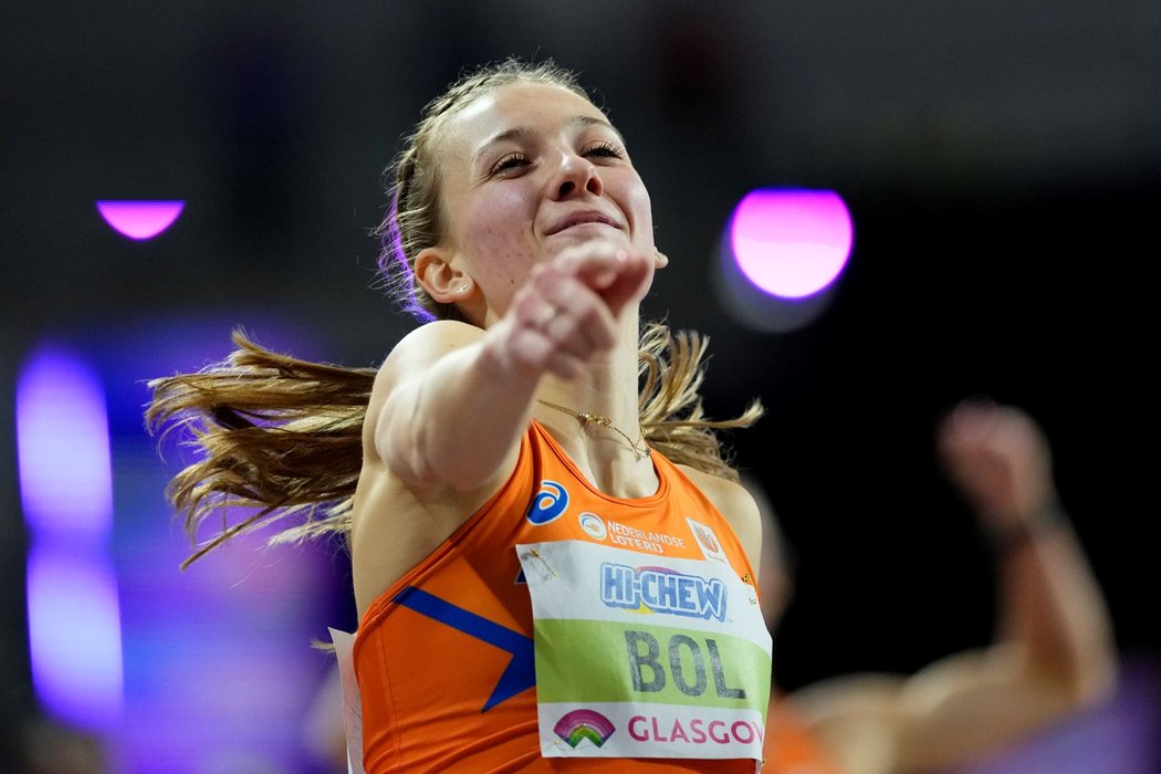 Femke Bolová se raduje po svém triumfu v závodě na 400 metrů na halovém MS v Glasgow