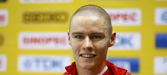 Pavel Maslák se chlubí svou zlatou medailí z halového mistrovství světa. Už jsem viděl hezčí, prohlásil