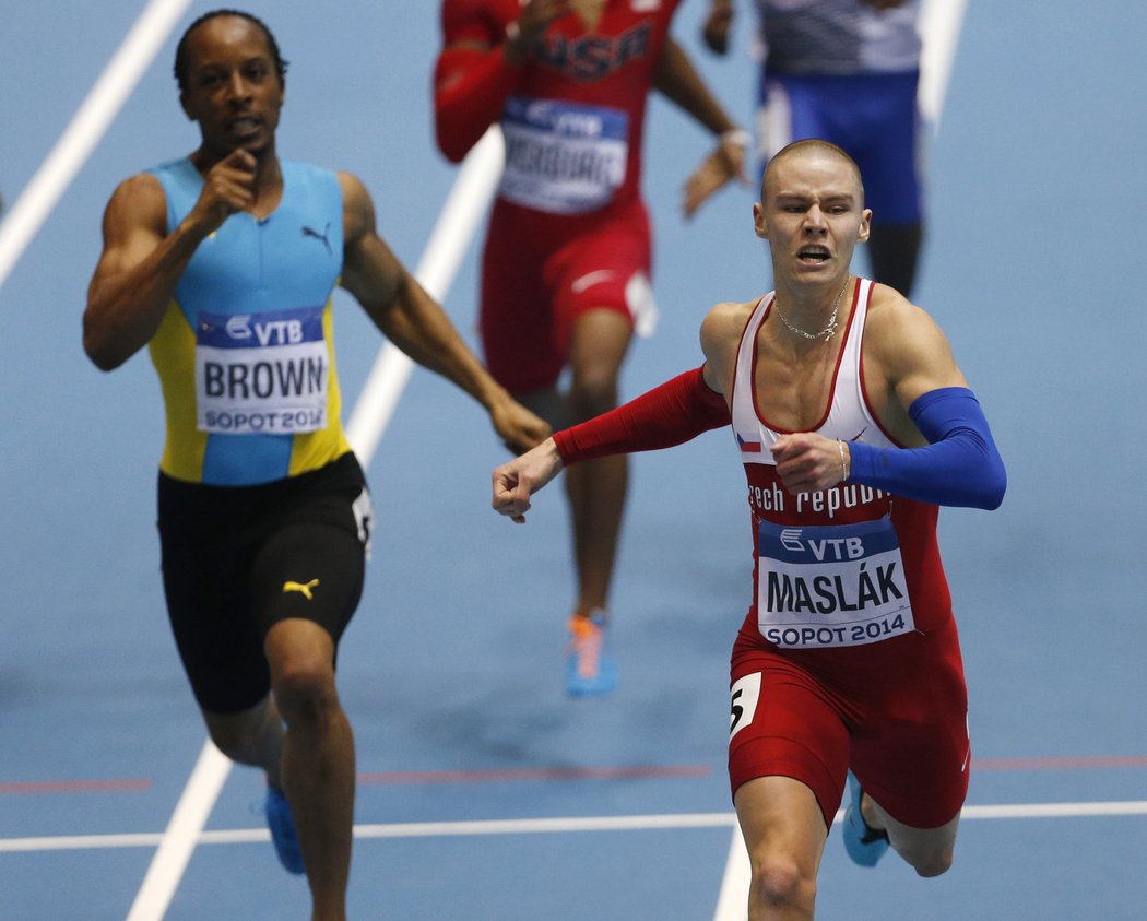 Pavel Maslák protíná cílovou pásku jako nový mistr světa v běhu na 400 metrů