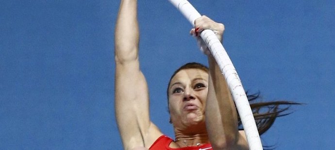 Jiřina Svobodová ve finále tyčkařek na halovém MS v Sopotech. Nakonec brala stříbrnou medaili