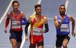 Oscar Husillos finišuje v rozběhu na 400 m na halovém MS, vlevo Pavel Maslák