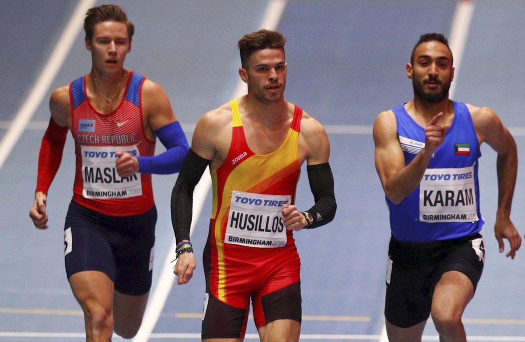 Oscar Husillos finišuje v rozběhu na 400 m na halovém MS, vlevo Pavel Maslák