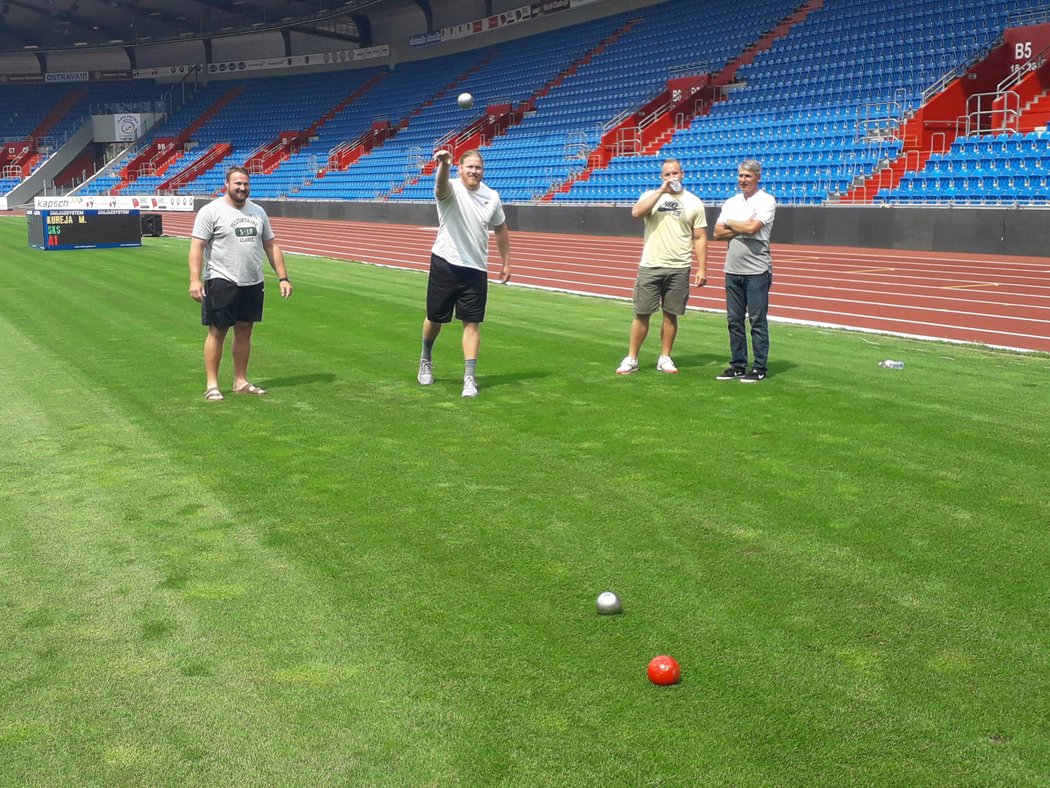 Crouser, Walsh a Staněk při &#34;koulařském petanque&#34;