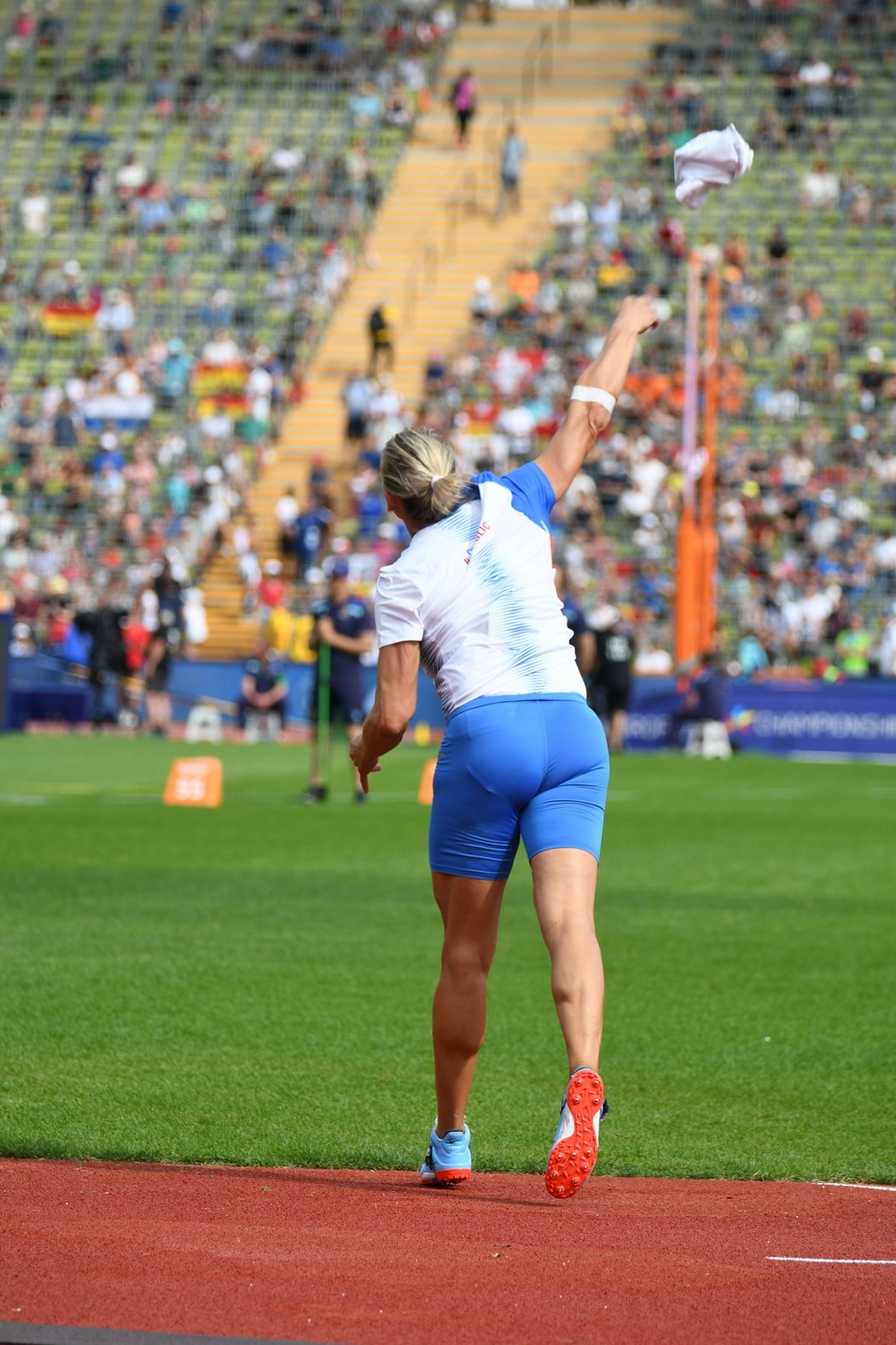 Barbora Špotáková si nejprve zkusila techniku s ručníkem, pak šla na ostrý kvalifikační hod