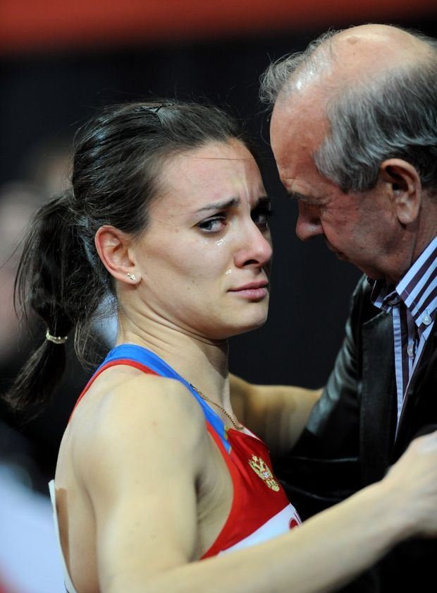 Zklamaná a utěšovaná Jelena Isinbajevová Zklamaná a utěšovaná Jelena Isinbajevová