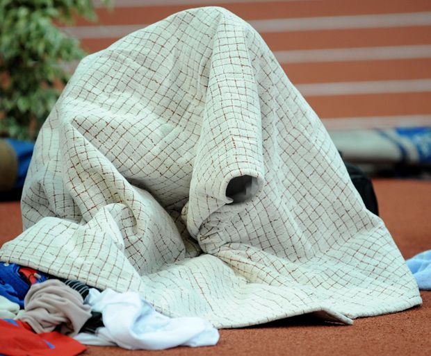 Pod touto dekou se ukrývá zničená Jelena Isinbajevová Pod touto dekou se ukrývá zničená Jelena Isinbajevová