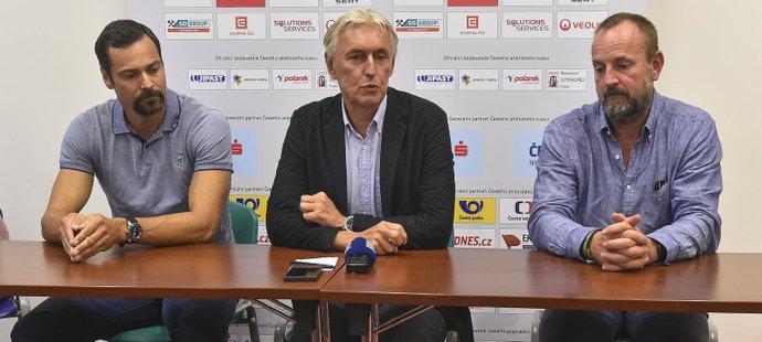 Nový šéftrenér atletické reprezentace Jan Netscher (vlevo), uprostřed je šéf svazu Libor Varhaník, vpravo končící šéftrenér Tomáš Dvořák.