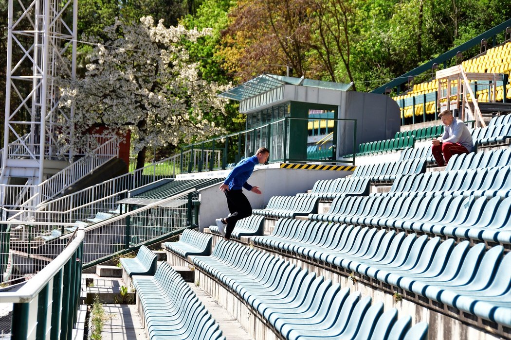 Jan Veleba sprintuje do dejvických schodů