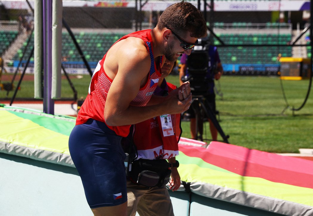 Jiřímu Sýkorovi praskla tyč během skoku