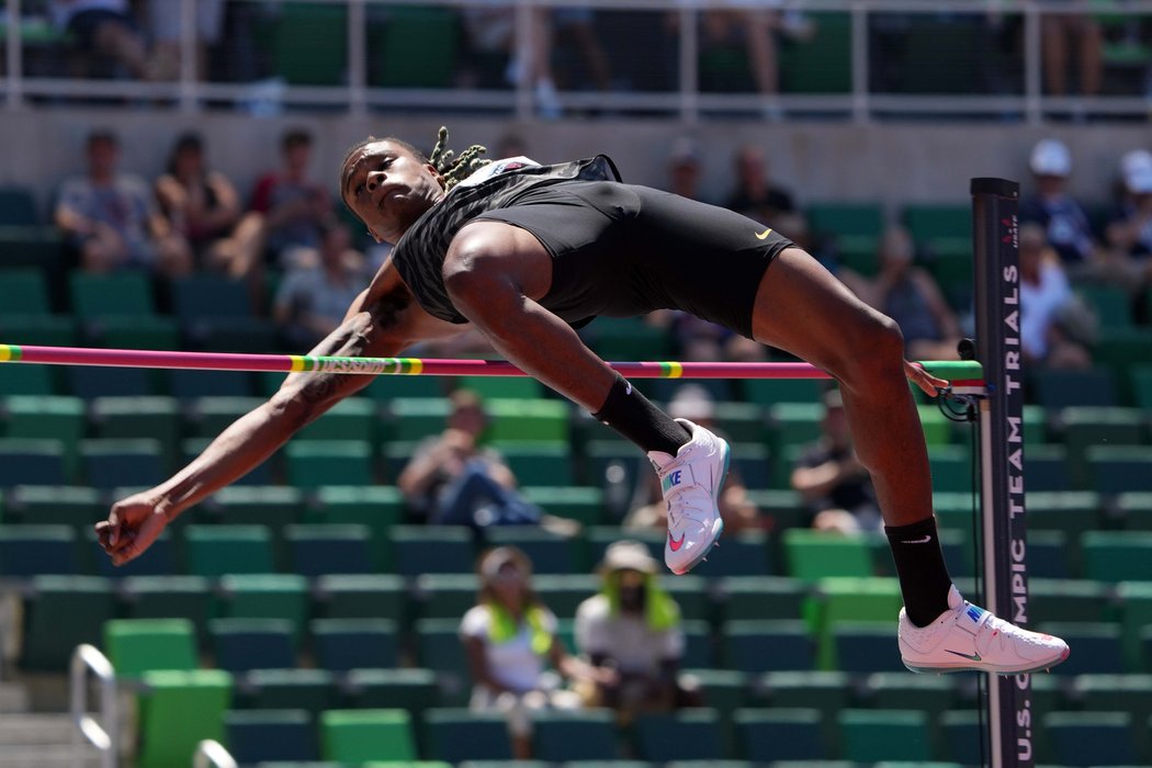 JuVaughn Harrison zvládá netradiční skokanskou kombinaci