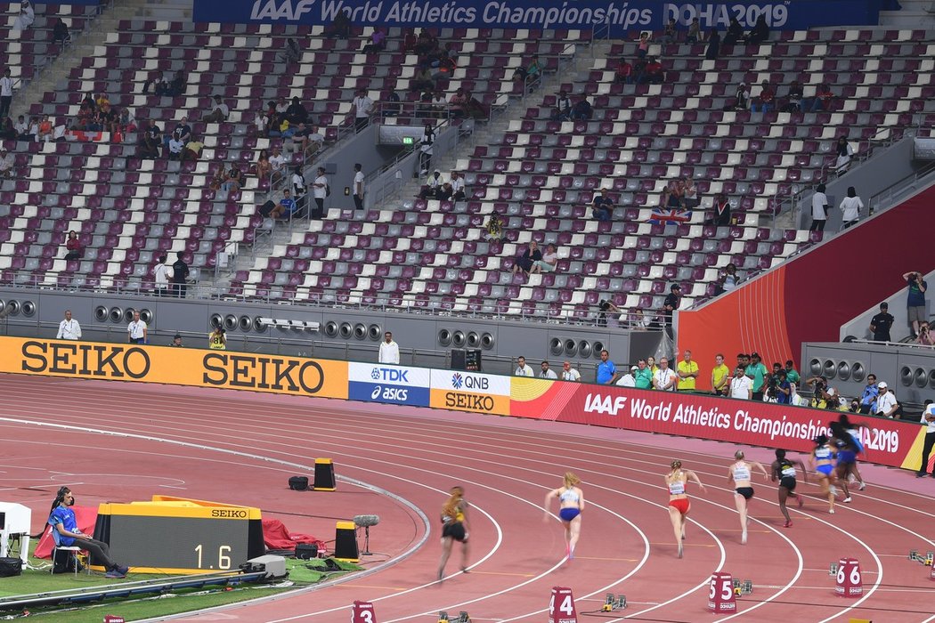 Stadion během atletického mistrovství světa v Kataru, kam chodí velmi slabé návštěvy