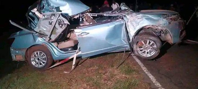 Zdemolovaný vůz Kelvina Kiptuma po tragické nehodě