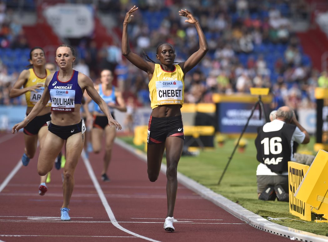 Keňanka Winny Chebetová vítězí na Kontinentálním poháru v Ostravě v závodě na 1 500 metrů, vzadu čtvrtá Simona Vrzalová