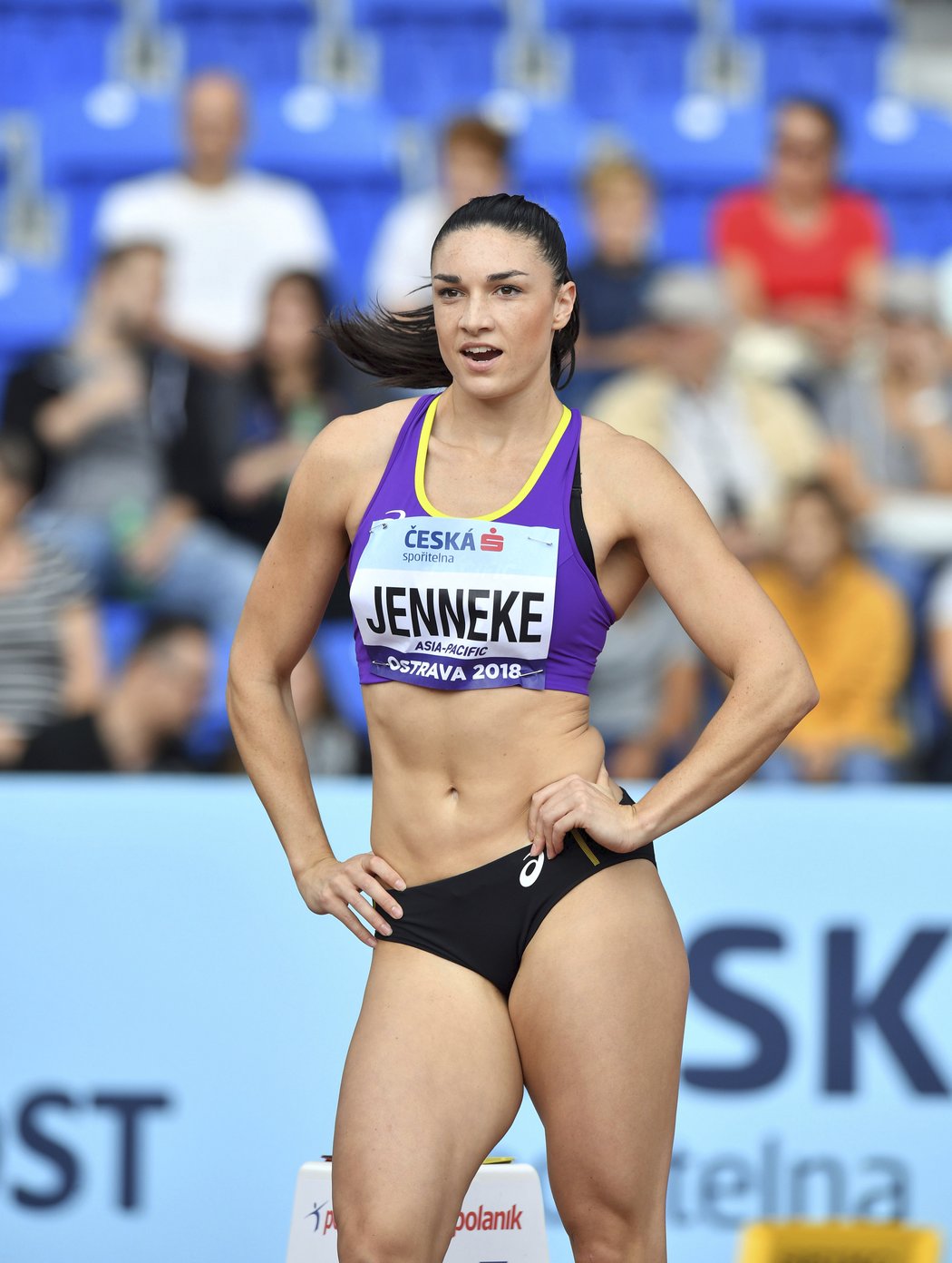 Michelle Jennekeová předvedla v cíli vítězný taneček.