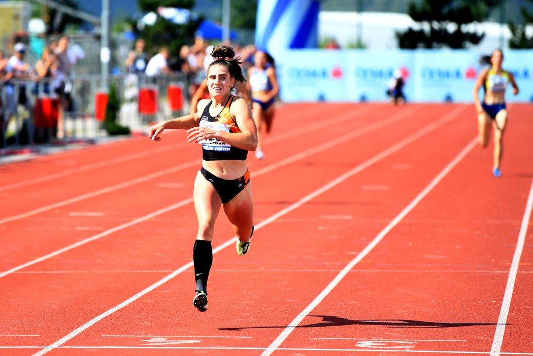 Česká atletka při běhu na 400 metrů