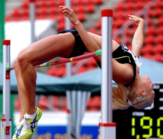 Barbora Laláková překonává laťku na MČR 2006 Barbora Laláková překonává laťku na MČR 2006