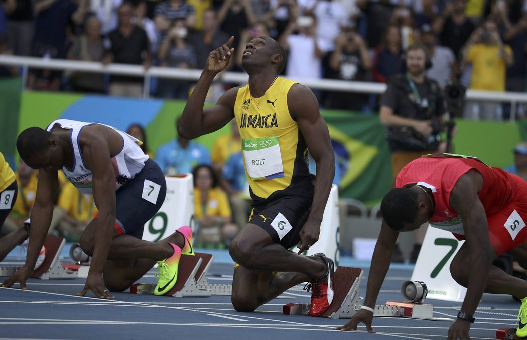 Jamajčan Bolt se připravuje na start úvodní stovky na OH v Riu. Bez problémů postoupil do semifinále.