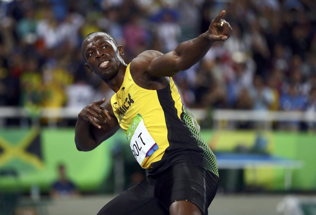 Jsem sprinterský král! Usain Bolt svým typickým způsobem slaví olympijský triumf na dvousetmetrové trati