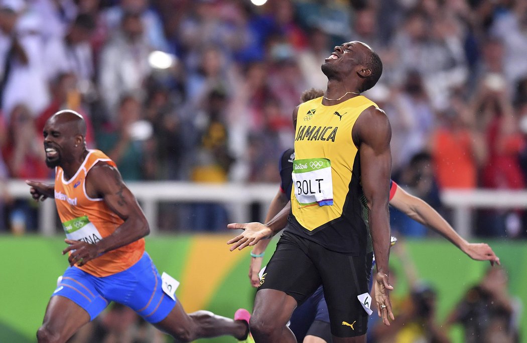 Usain Bolt slaví vítězství na dvousetmetrové trati