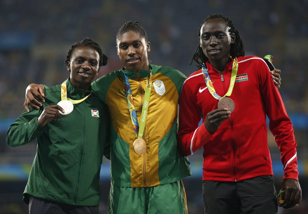 Trojice medailistek na trati 800 metrů žen na olympiádě v Riu
