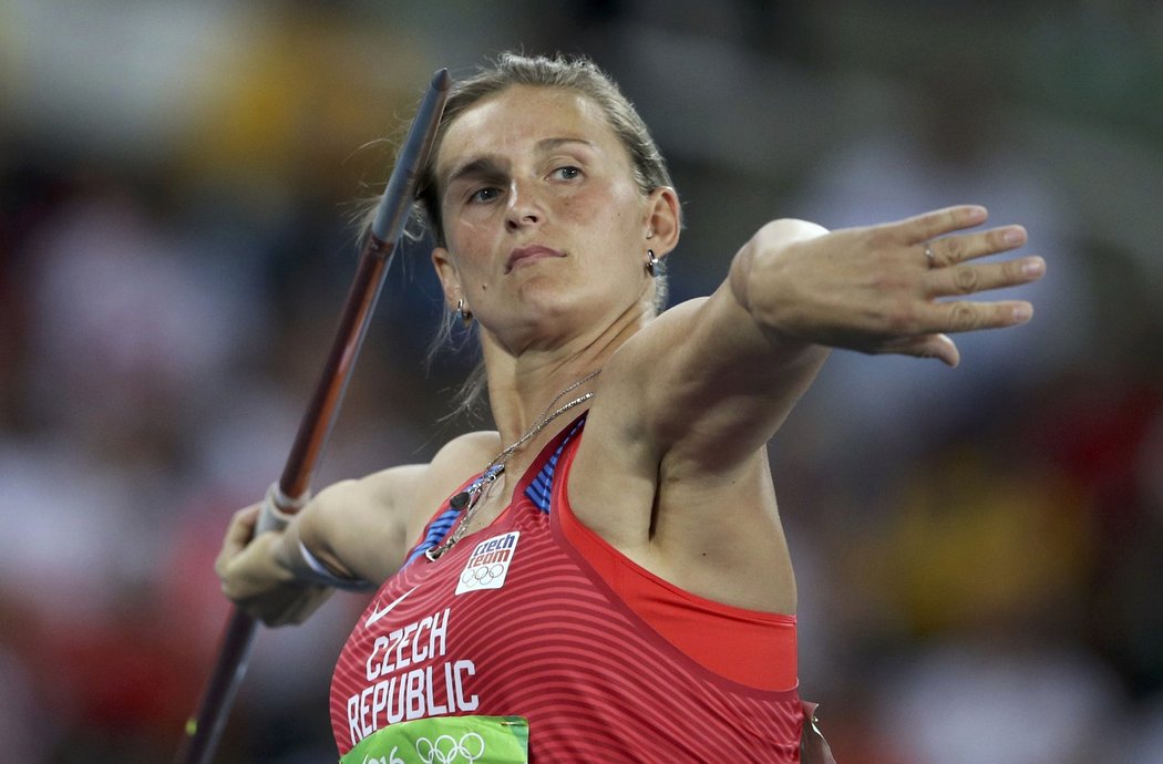 Česká obhájkyně olympijského zlata Barbora Špotáková během závodu v Riu