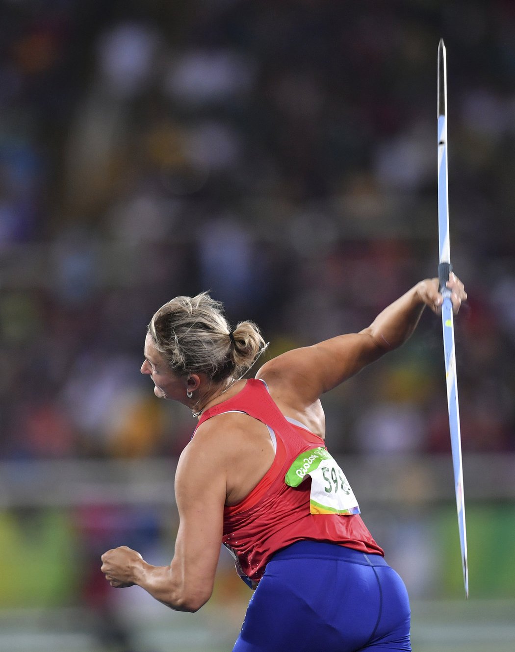 Barbora Špotáková a jeden z jejích pokusů ve finále olympijského závodu oštěpařek v Riu