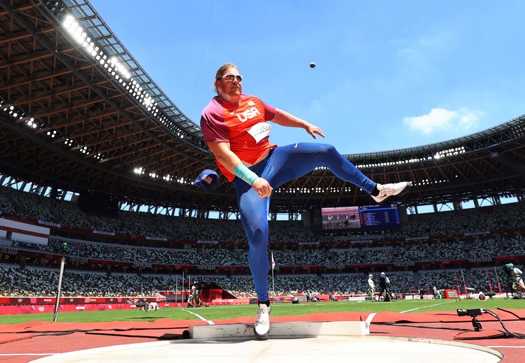 Koulařské olympijské zlato v Tokiu obhájil Američan Ryan Crouser. Výkonem 23,30 metru zůstal jen sedm centimetrů za svým světovým rekordem