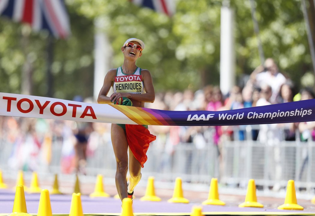 Inés Henriquesová z Portugalska při premiéře chodeckého maratonu na mistrovství světa vylepšila v Londýně vlastní světový rekord